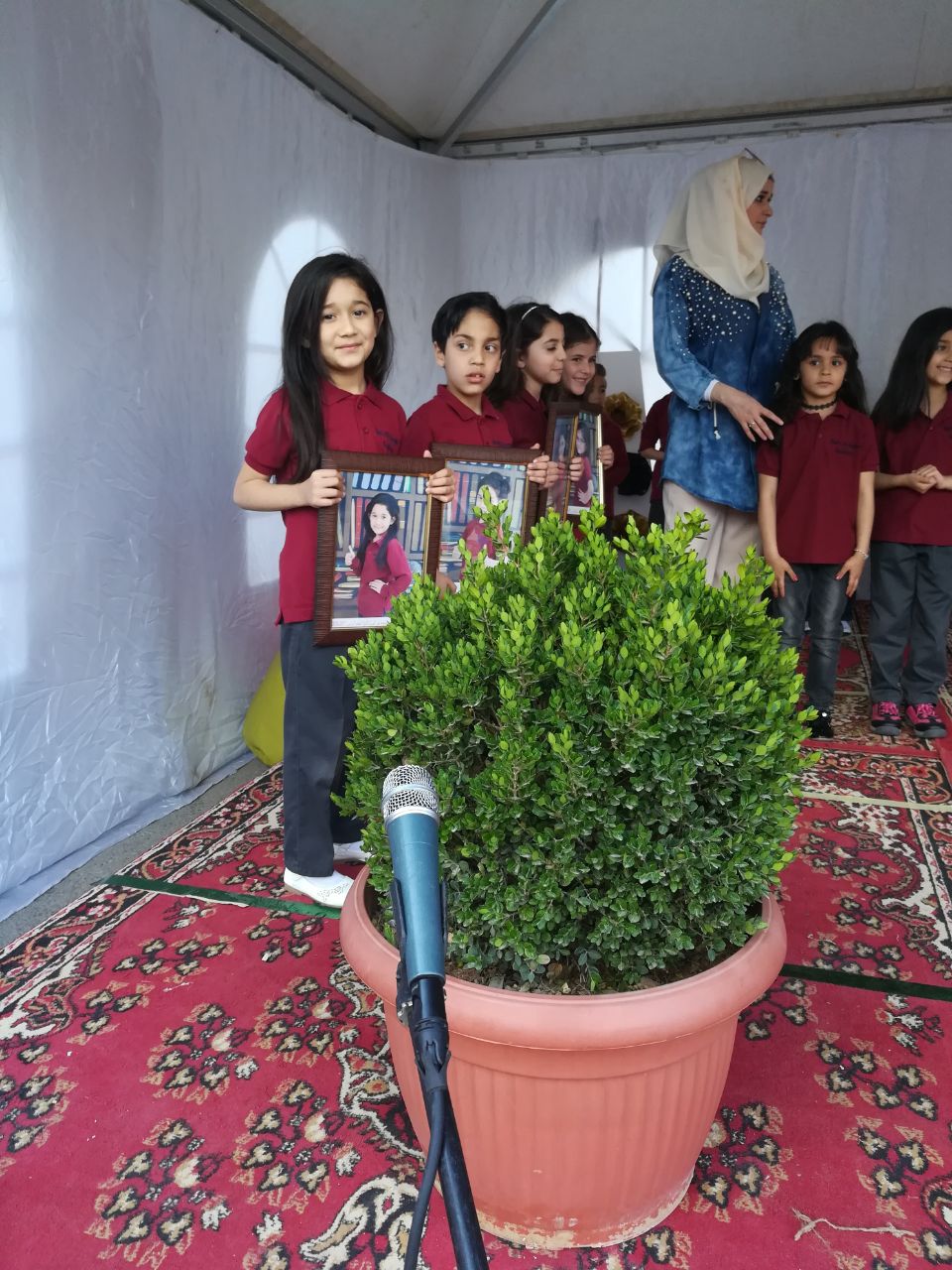 «رؤى الفاروق» تكرم طلبتها المتفوقين (صور)