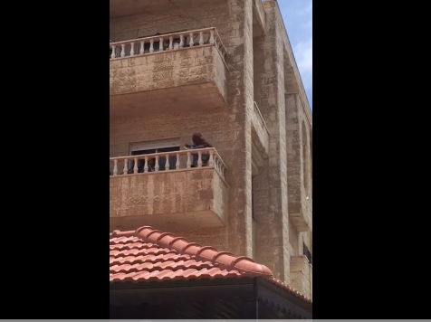 الأمن يمنع خادمة من الانتحار بعدما