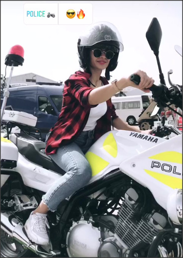 فتاة في دورية نجدة وعلى دراجة