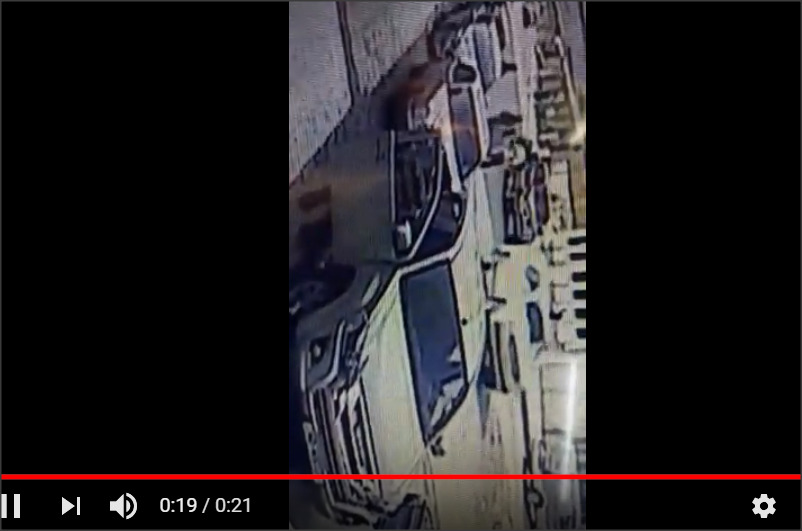 (شاهدوا).. رقيب سير ينقذ طفلا من