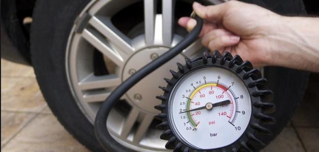 وفاة عامل مصري بانفجار اطار مركبة