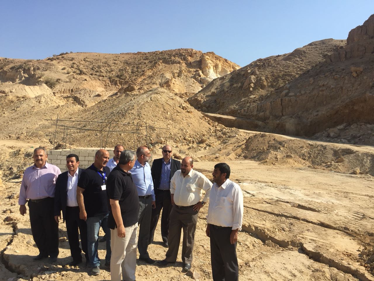 وزير المياه والري يتفقد انهيار محاذي