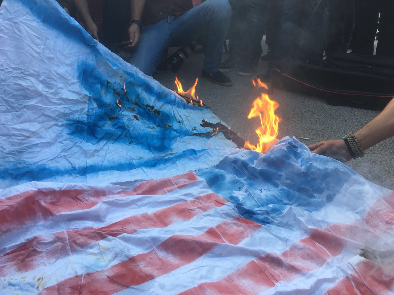 حرق العلمين الاسرائيلي والأمريكي أمام سفارة