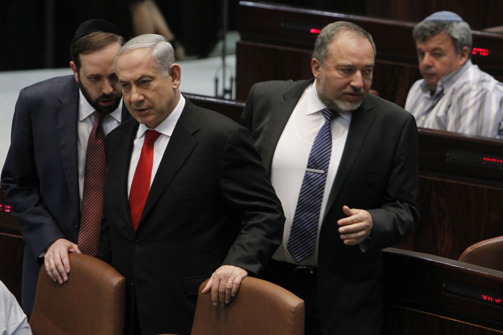 نتنياهو وليبرمان يحاولان تبرير مجزرة غزة