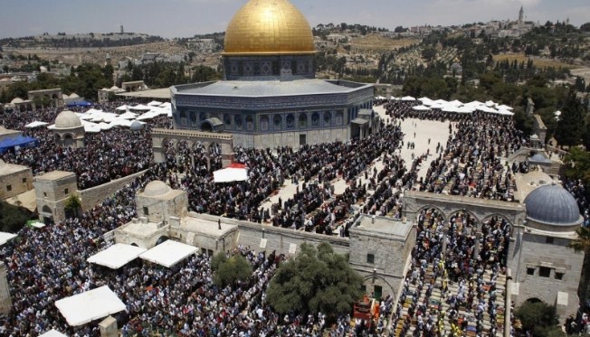 نصب مظلات بساحات الأقصى لاستقبال أكثر