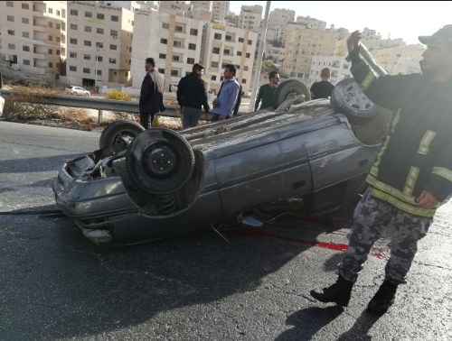 إصابة (3) أشخاص اثر حادث تدهور