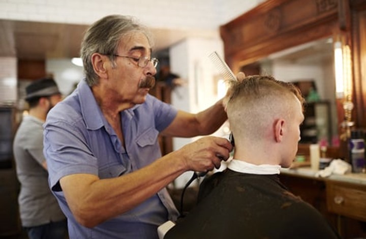 حلاقون أردنيون يتطوعون لقص شعر الفقراء