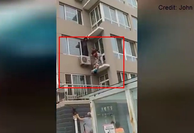 إنقاذ طفل بأعجوبة لحظة سقوطه من