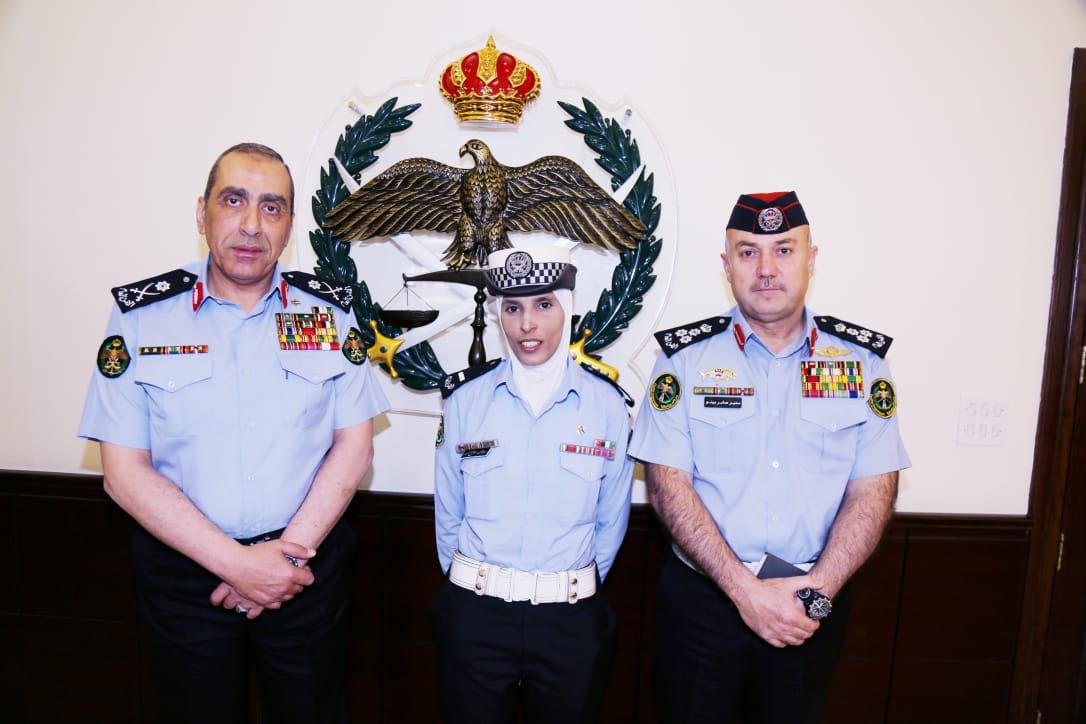 مدير الأمن العام يكرم اثنين من