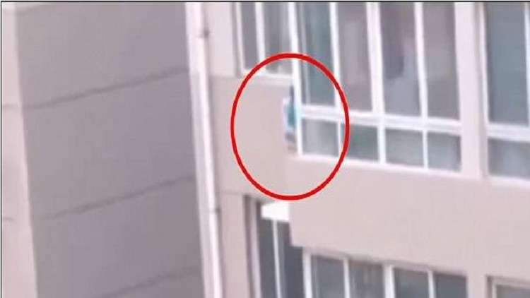 إنقاذ طفل بأعجوبة سقط من الطابق