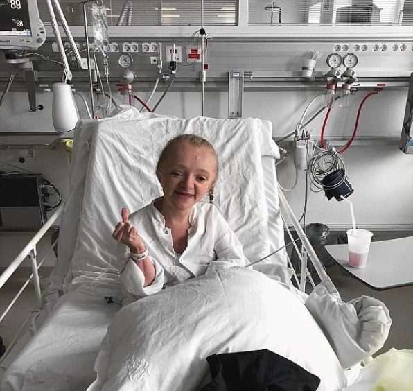 فتاة تتعرض للكسور كلما عطست أو