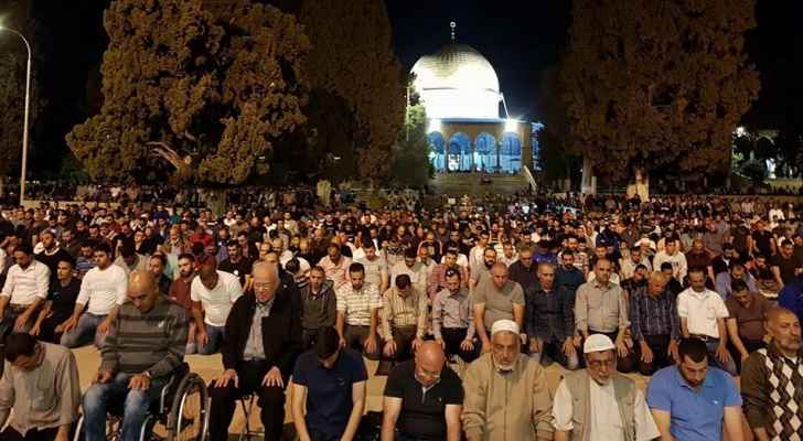 شاهد .. صلاة التراويح في المسجد