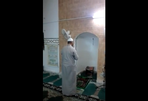 شاهد.. إمام يكمل صلاة التراويح لوحده