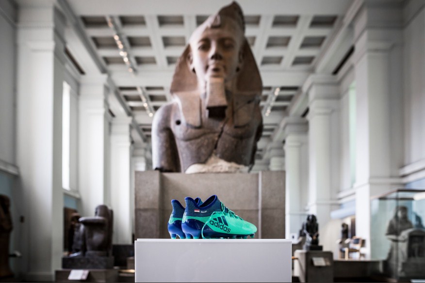 حذاء صلاح بجوار الآثار الفرعونية في