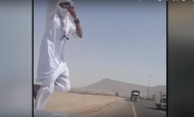 شاب متهور يلقي بنفسه أمام شاحنة