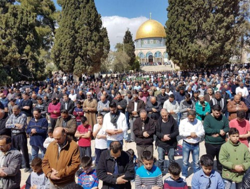 120 ألفا يؤدون الجمعة الأولى من