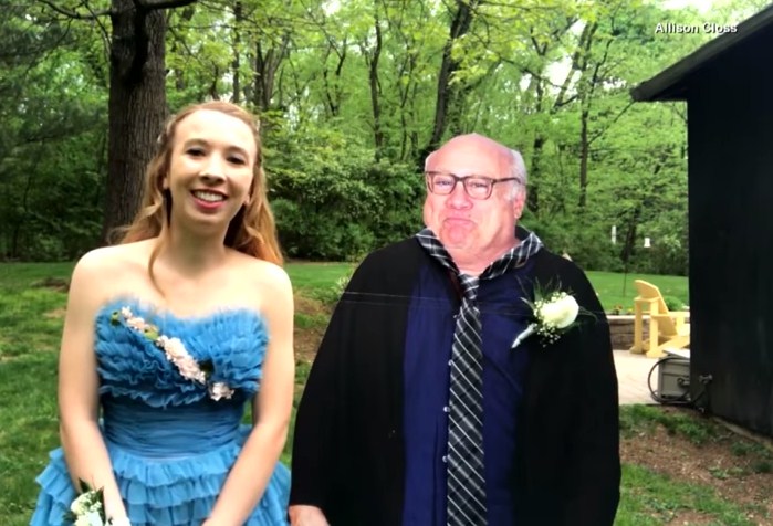 بالفيديو: تصطحب صورة بالحجم الطبيعي لنجمها