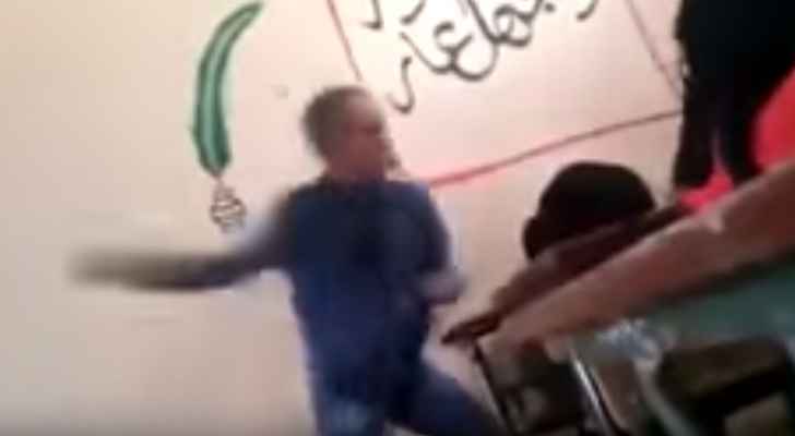 فيديو صادم .. معلم مغربي يعنف