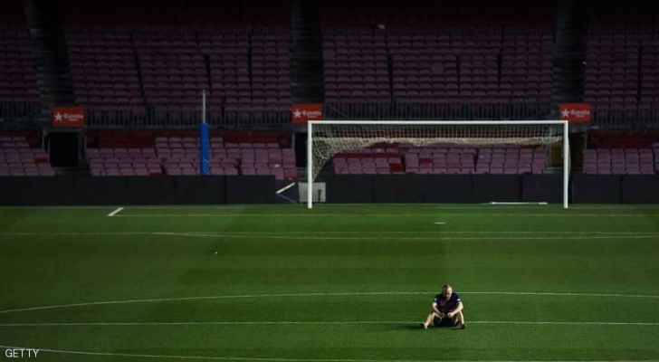 إنييستا وحيدا في ’كامب نو‘.. صورة