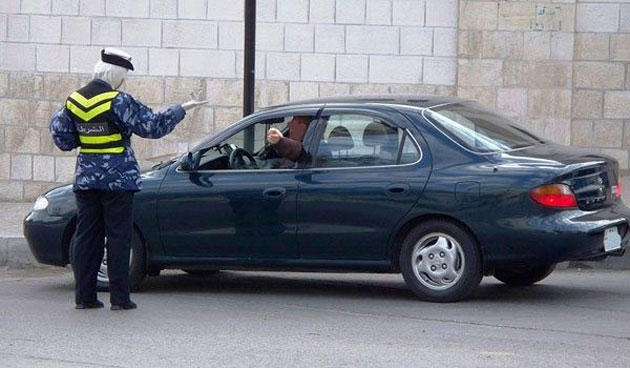 شرطيات يباشرن عملهن كرقباء سير في