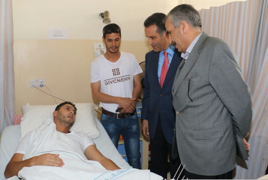 الحكومة تعود مصابي قطاع غزّة