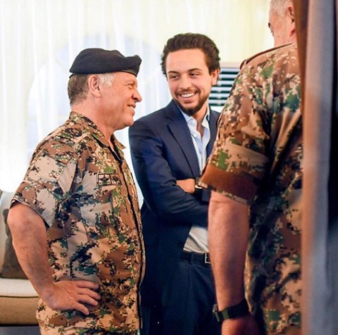 الملك يتناول الإفطار مع القوات المسلحة