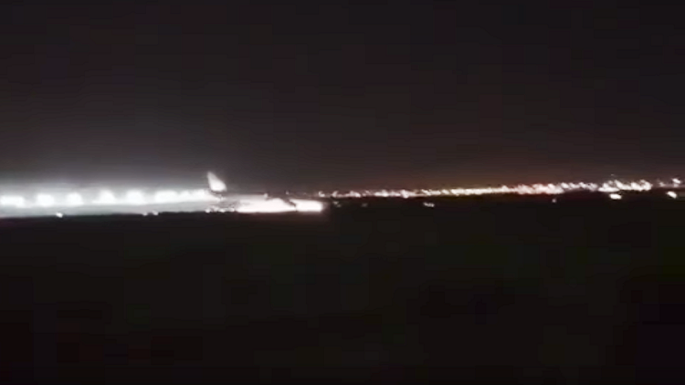 شاهد.. هبوط مرعب لطائرة سعودية على
