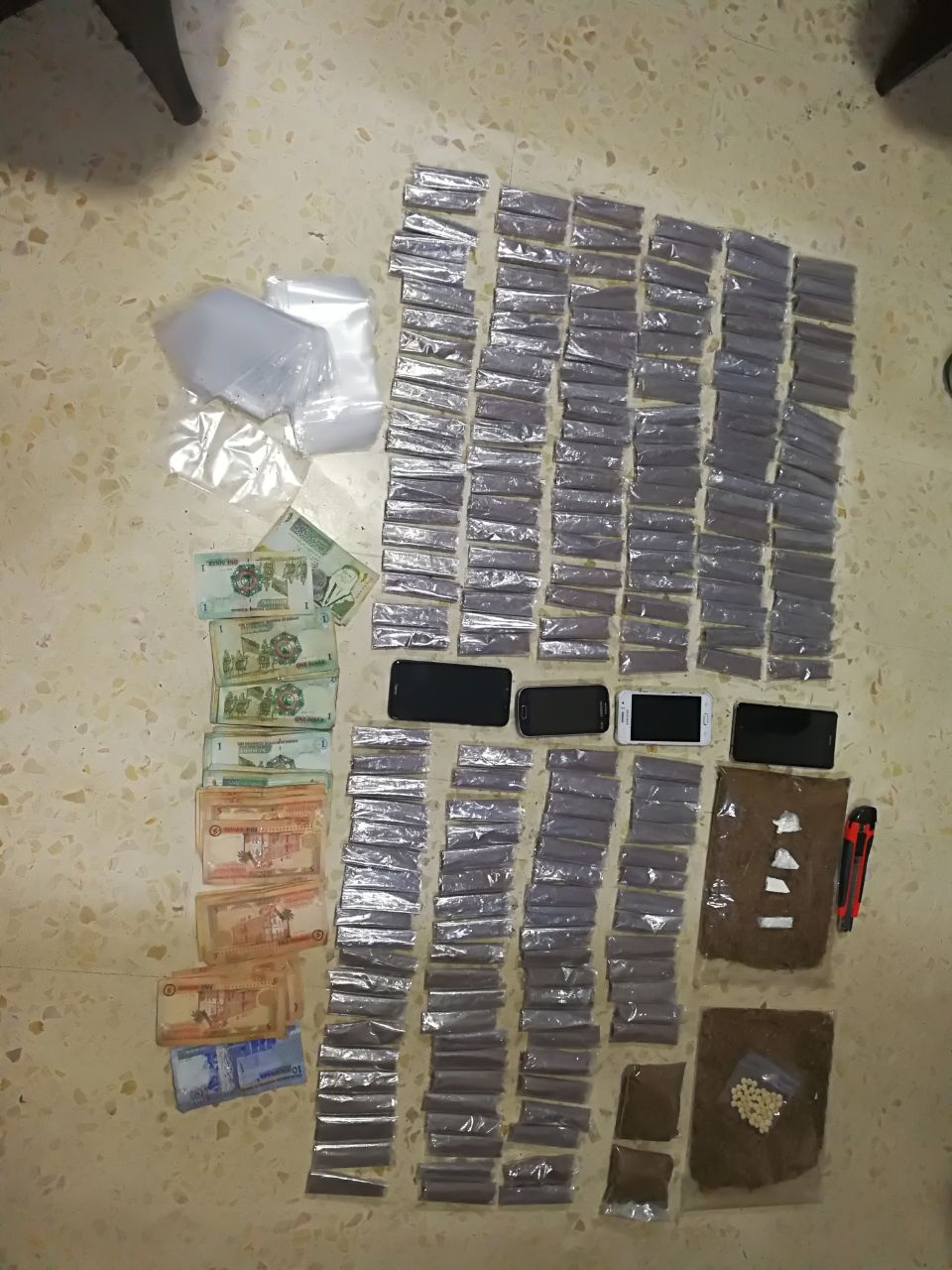 القبض على 3 من مروجي المخدرات