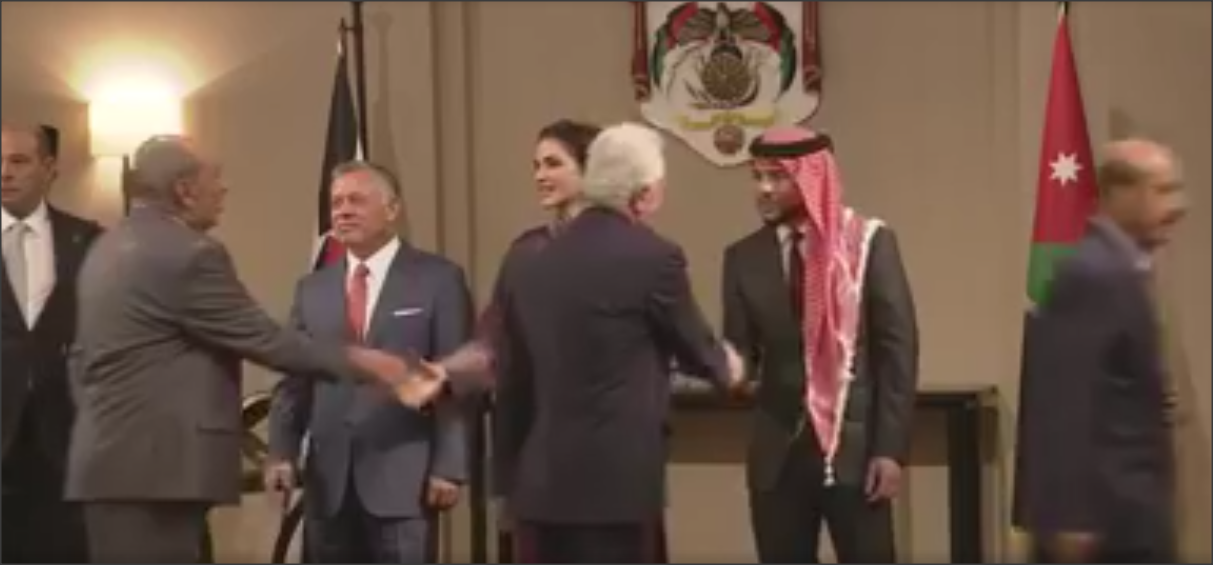 الملك ينعم على مؤسسات ورواد بأوسمة