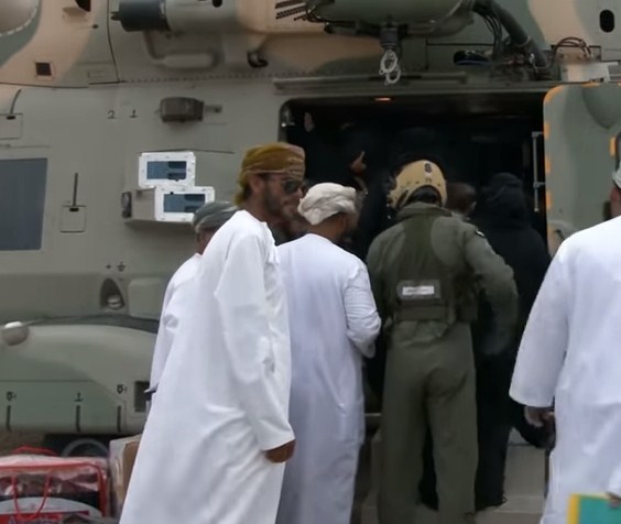 عمان تغلق مطار صلالة بسبب «مكونو»