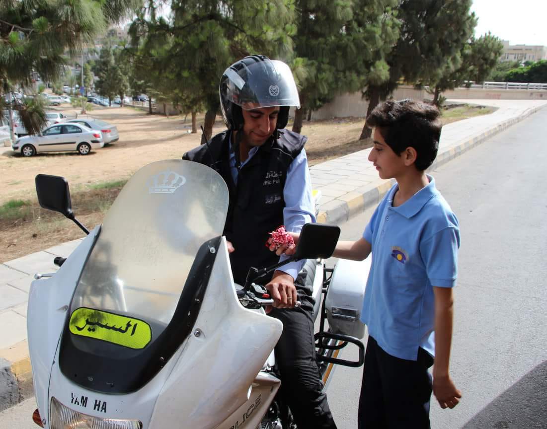 مدارس وروضة لؤلؤة طارق توزع الحلوى