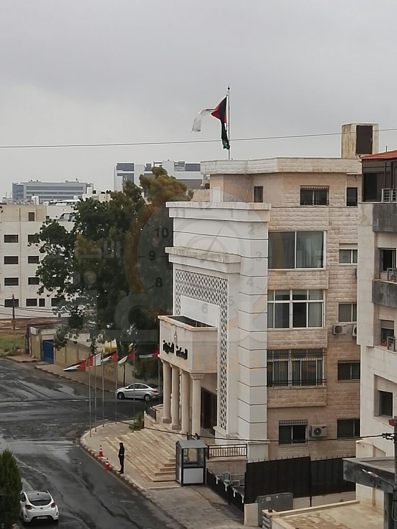 يحدث لعلم الوطن وكأن شيئا لم