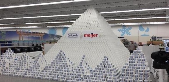 بناء أكبر هرم من ورق التواليت