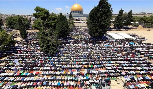 نحو 200 ألف فلسطيني أدوا صلاة