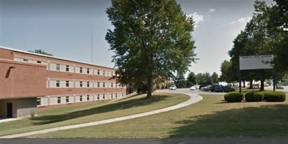 يحرم من التخرج بعد عرضه مدرسته