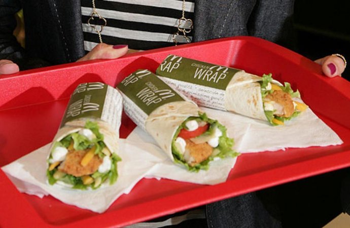 تحذير.. سموم خفية في أغلفة الوجبات