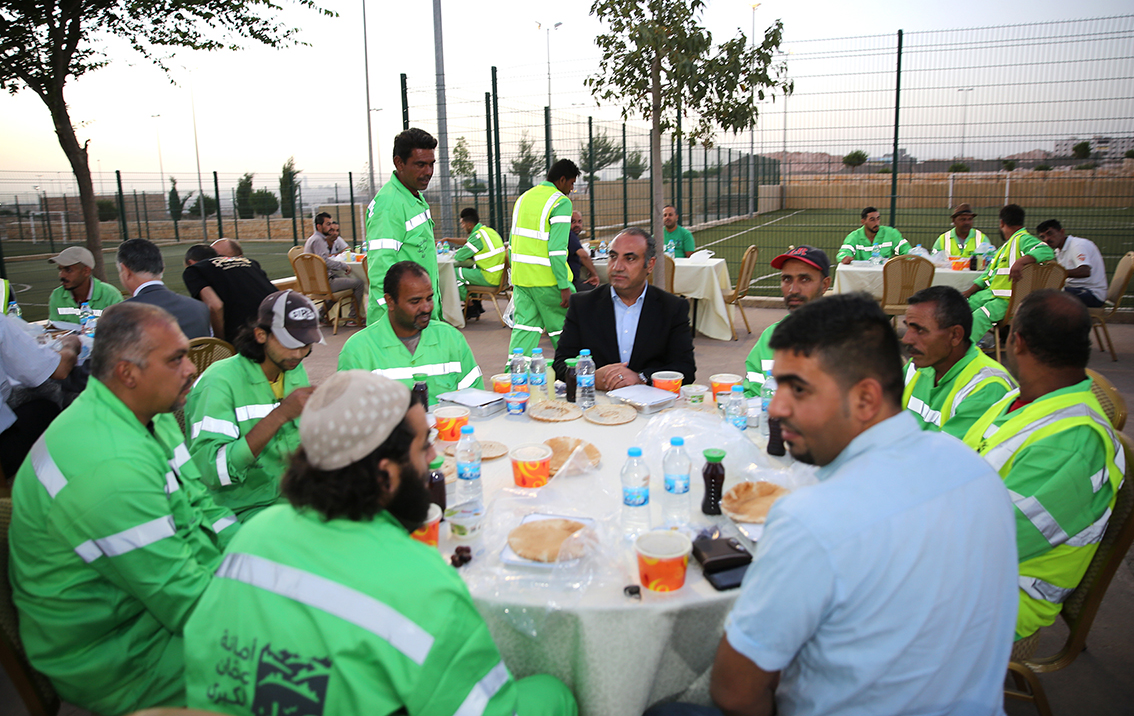 الأمانة تقيم حفل إفطار لعمال الوطن