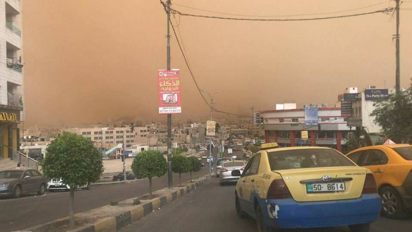 عاصفة رملية قوية تضرب جنوب وشرق