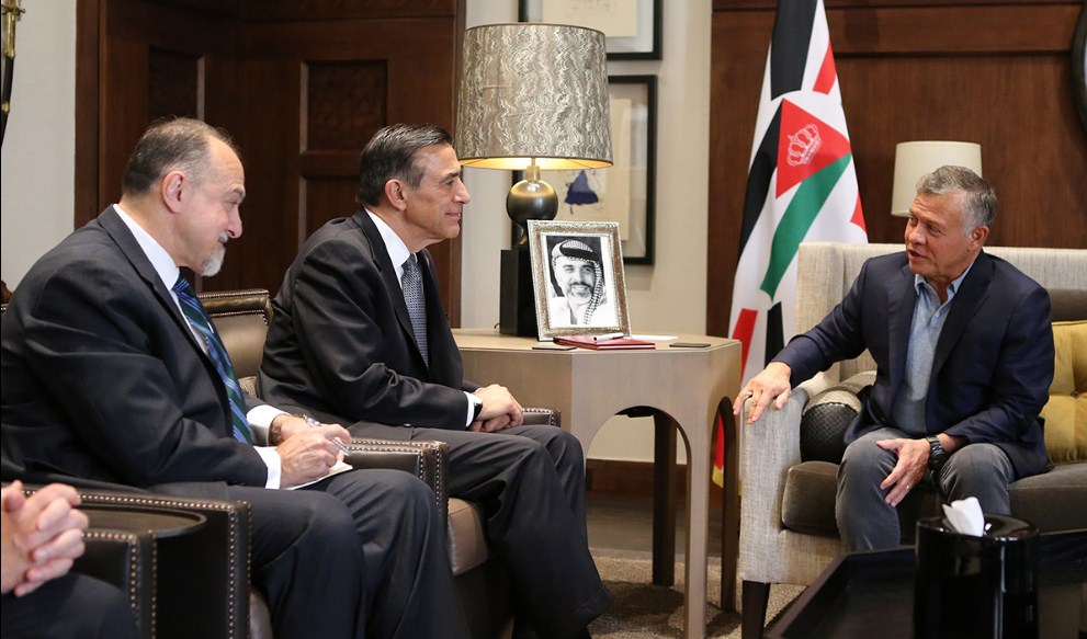 الملك يستقبل وفدا من أعضاء مجلس