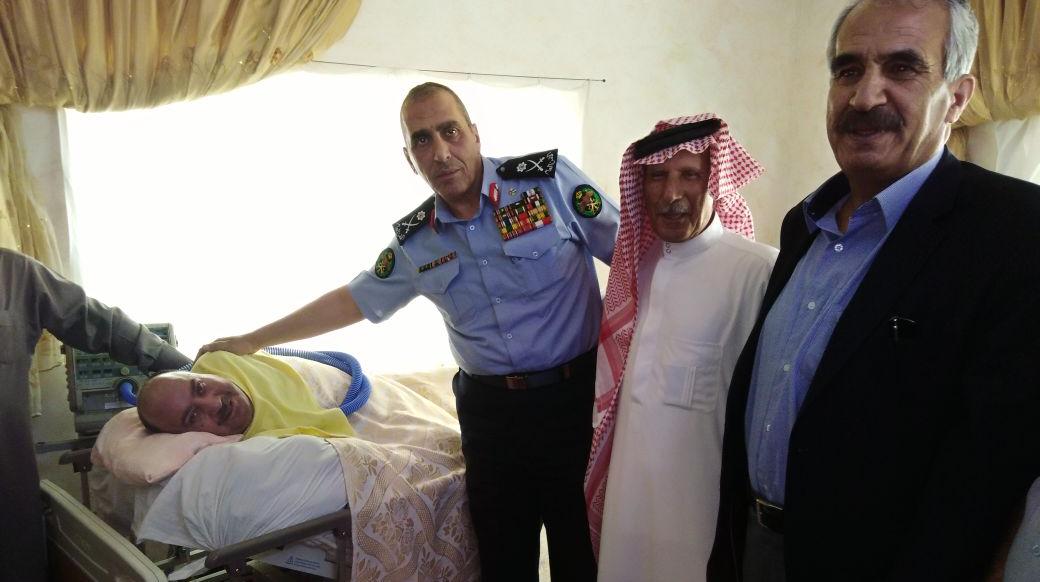 المبيضين والحمود والبزايعة يزورون ضابطا مصابا