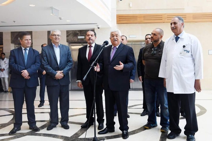 عباس يغادر المستشفى (صور)