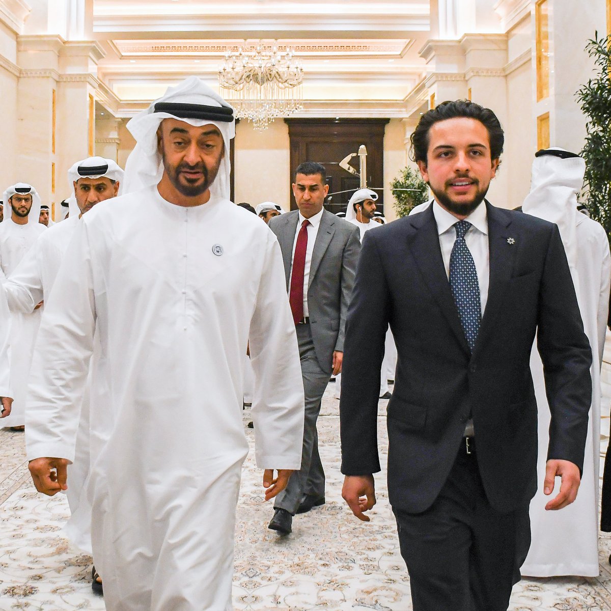 ولي العهد يلتقي ولي عهد أبو