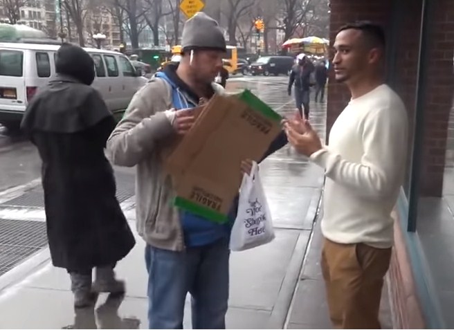 بالفيديو: مشرد يشتري طعاما لزملائه من