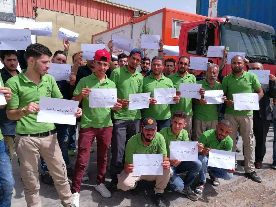 بالصور.. عمال مصانع يتوقفون عن العمل