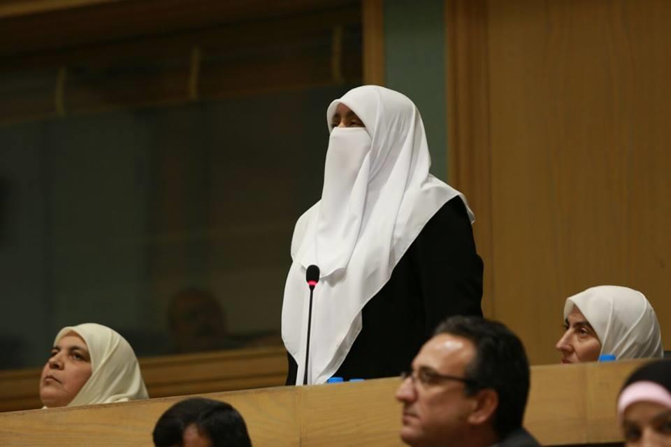 النائب العتوم تدعو الحكومة لسحب مشروع