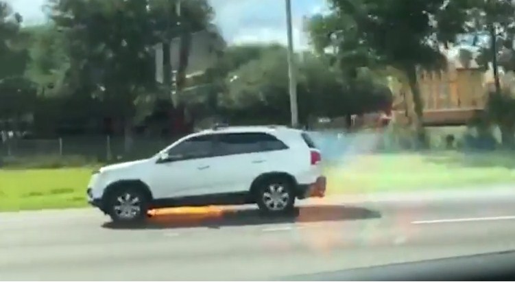 بالفيديو: سيارة تشتعل بالنيران دون أن