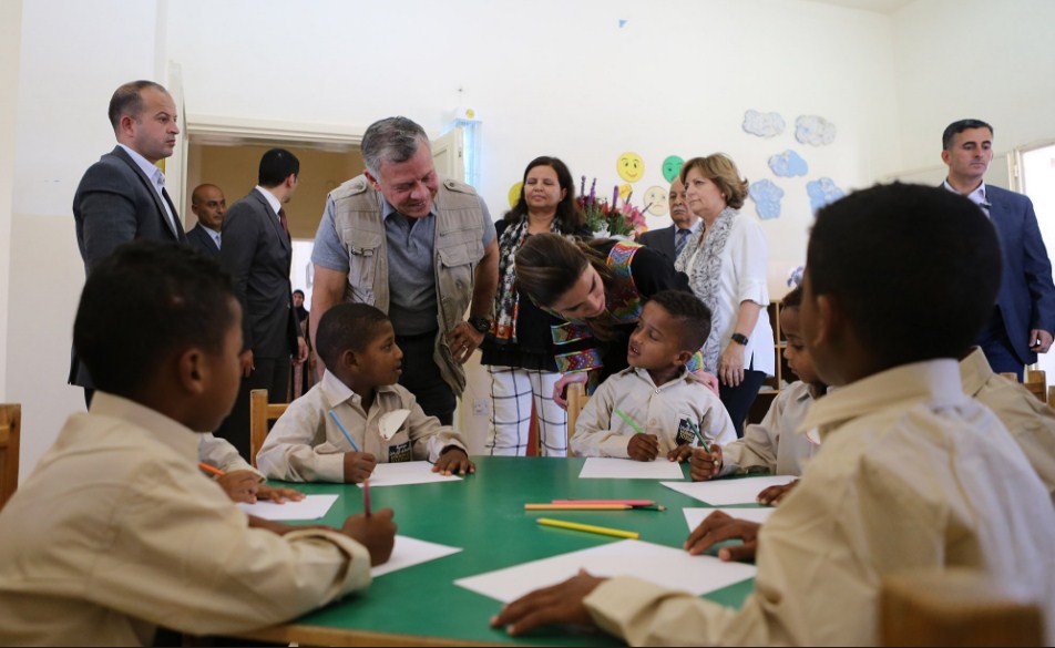 الملك والملكة يتفقدان الأحوال المعيشية لمواطنين