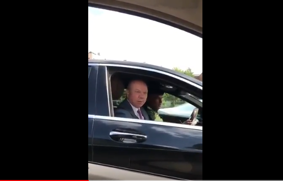 سيدة تسأل الفايز في الشارع العام