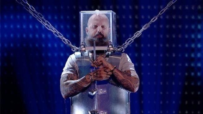 متسابق يخاطر بحياته في برنامج بريطاني