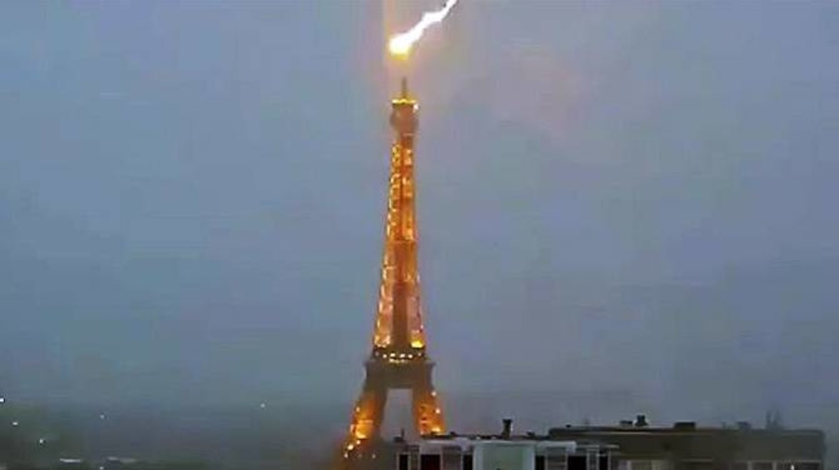 صاعقة تضرب برج إيفل (فيديو)